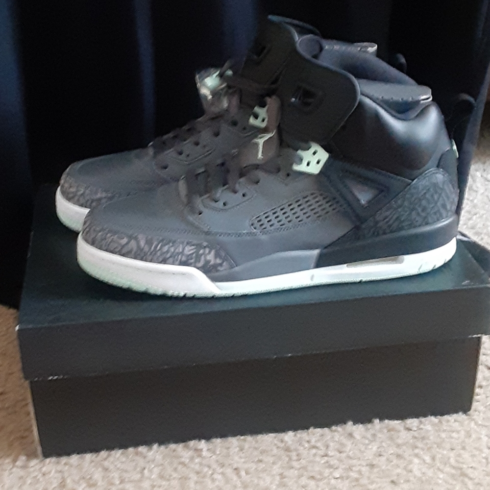 Jordan spizike gg black/mint foam/grey size 9.5y